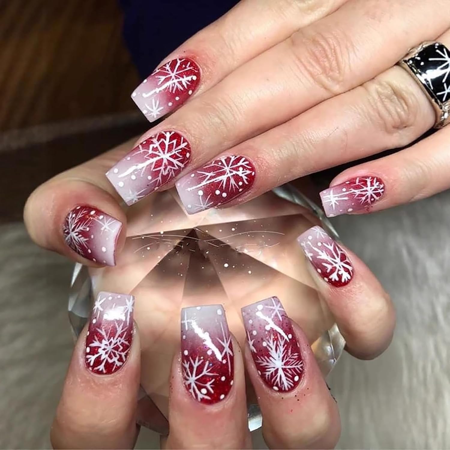 24Pcs Red White Christmas Press on Nails Medium Square Fake Nails with Glue Winter Snowflake False Nails Gradient Design Artificial Nails Press ons Christmas Holiday Stick on Nail for Women Nail Art