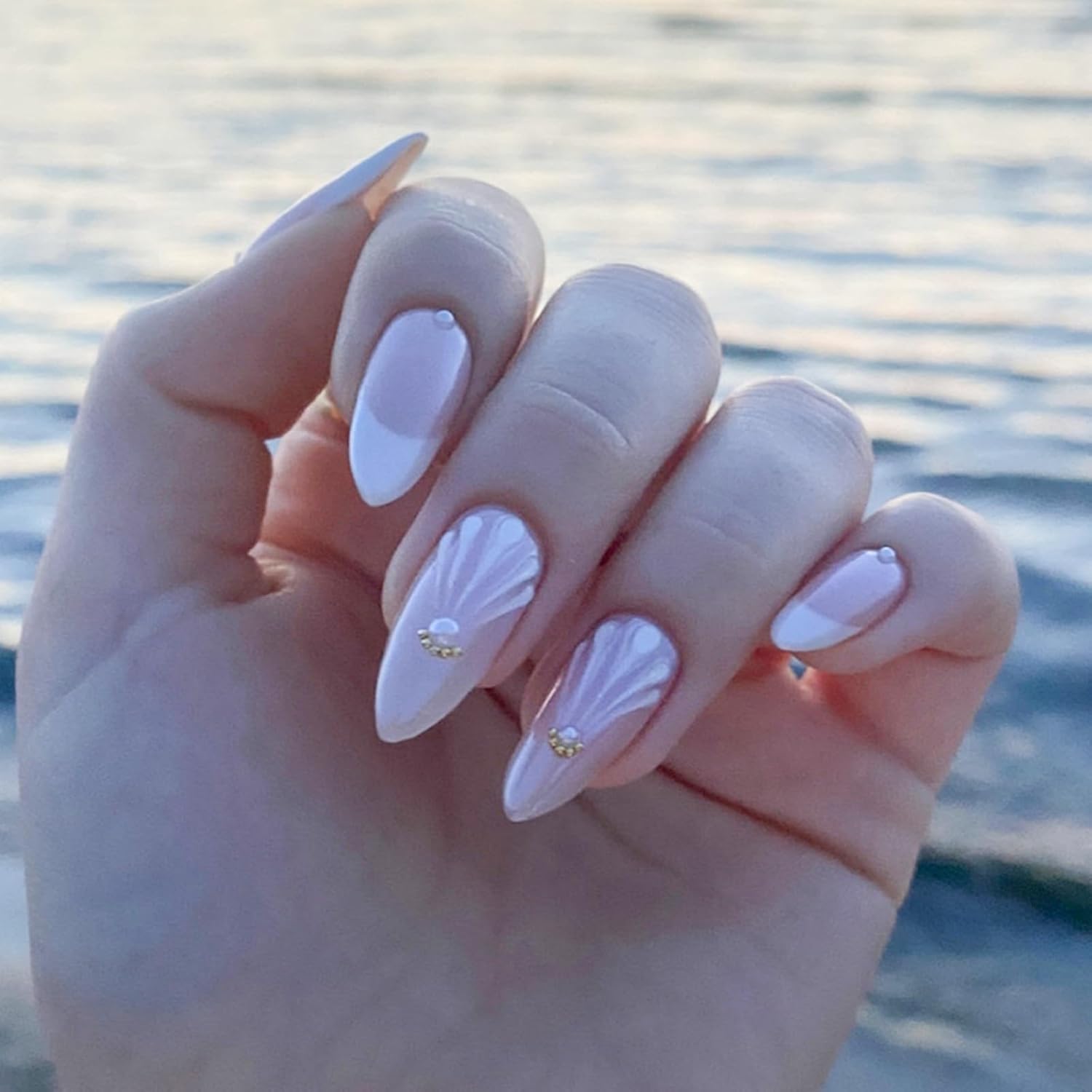 3D Embossed Sea Shell Press on Nails Medium Almond Fake Nails with Pearl Design White French tips Glue on Nails Mini Gold Rhinestone Spring Summer False Nails for Women Girls Manicure 24pcs
